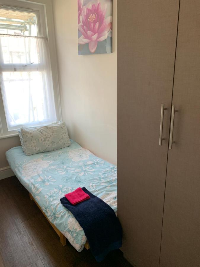 Sunny Ensuite Room And Annex Near Tottenham Stadium Лондон Екстер'єр фото